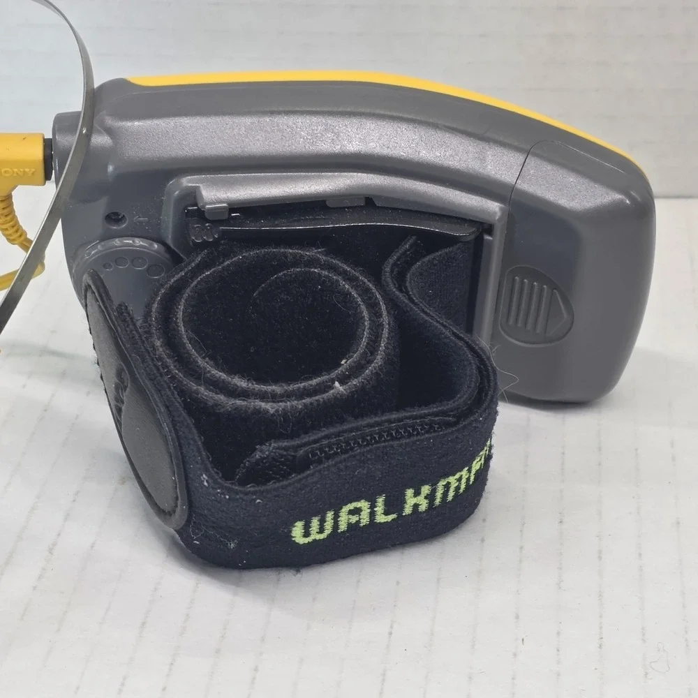 Vintage Sony Sports Walkman FM/AM Radio‎ SRF-M78 w/ MDR-W10 Yellow Headphones
